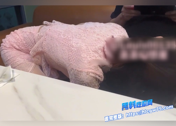 推特新晋00后超甜少女网黄洛洛幻想屋餐厅户外露出白丝美腿勾引落单小哥这种好事咋没弄到我 图10