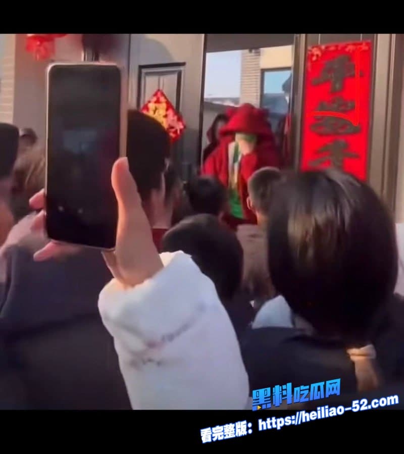 山东菏泽单县张集新年大瓜原配站车顶堵小三曝光渣男包养生私生子现场视频流出 9 山东菏泽单县张集新年大瓜原配站车顶堵小三曝光渣男包养生私生子现场视频流出 9