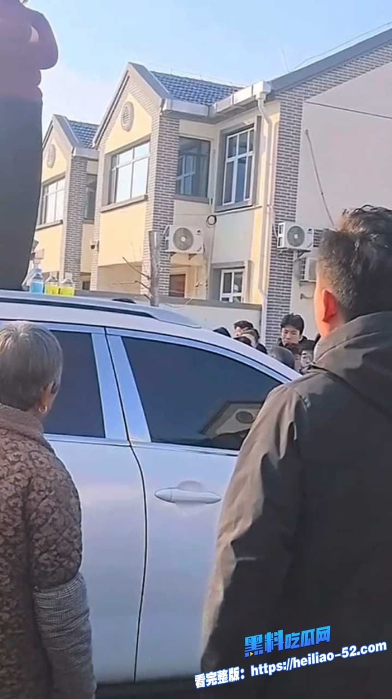 山东菏泽单县张集新年大瓜原配站车顶堵小三曝光渣男包养生私生子现场视频流出 16 山东菏泽单县张集新年大瓜原配站车顶堵小三曝光渣男包养生私生子现场视频流出 16