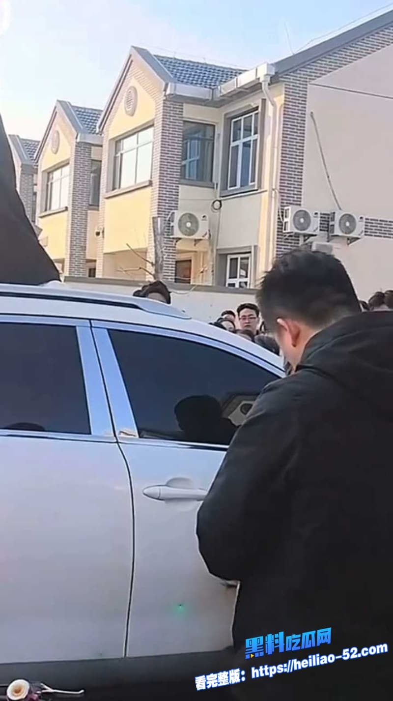 山东菏泽单县张集新年大瓜原配站车顶堵小三曝光渣男包养生私生子现场视频流出 18 山东菏泽单县张集新年大瓜原配站车顶堵小三曝光渣男包养生私生子现场视频流出 18