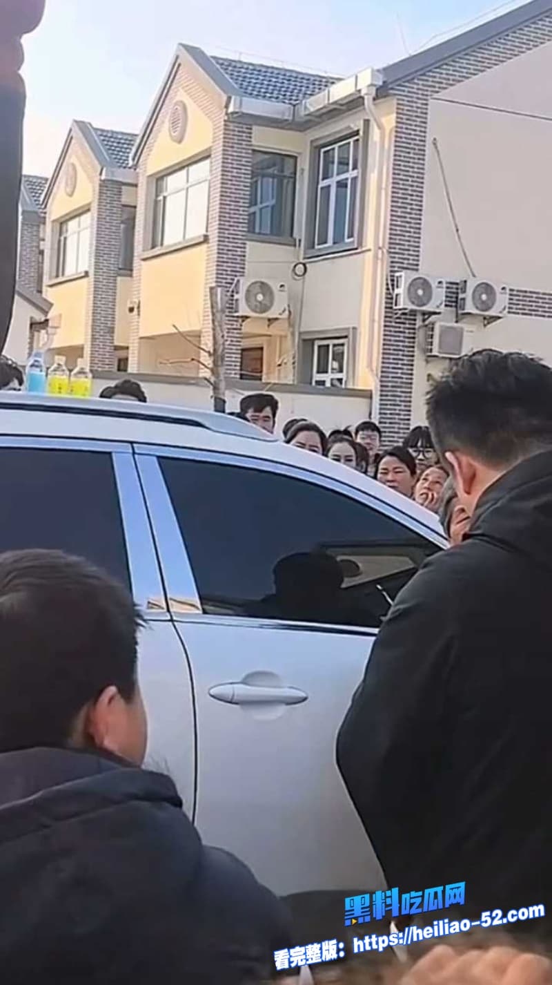 山东菏泽单县张集新年大瓜原配站车顶堵小三曝光渣男包养生私生子现场视频流出 19 山东菏泽单县张集新年大瓜原配站车顶堵小三曝光渣男包养生私生子现场视频流出 19