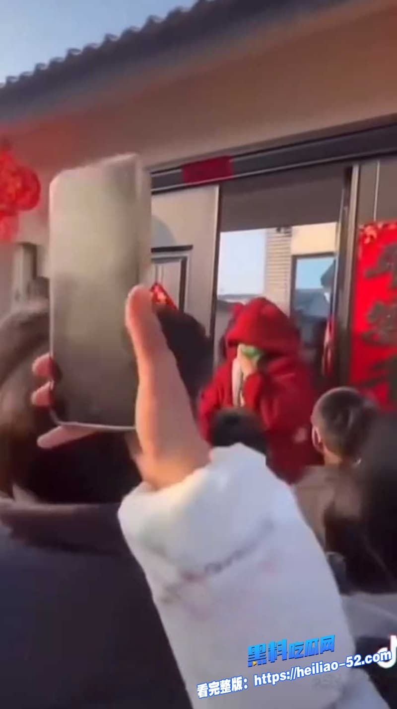山东菏泽单县张集新年大瓜原配站车顶堵小三曝光渣男包养生私生子现场视频流出 20 山东菏泽单县张集新年大瓜原配站车顶堵小三曝光渣男包养生私生子现场视频流出 20