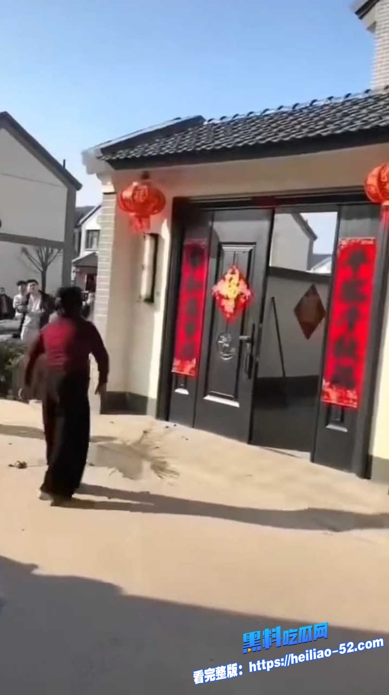 山东菏泽单县张集新年大瓜原配站车顶堵小三曝光渣男包养生私生子现场视频流出 21 山东菏泽单县张集新年大瓜原配站车顶堵小三曝光渣男包养生私生子现场视频流出 21