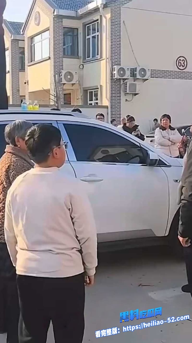 山东菏泽单县张集新年大瓜原配站车顶堵小三曝光渣男包养生私生子现场视频流出 22 山东菏泽单县张集新年大瓜原配站车顶堵小三曝光渣男包养生私生子现场视频流出 22