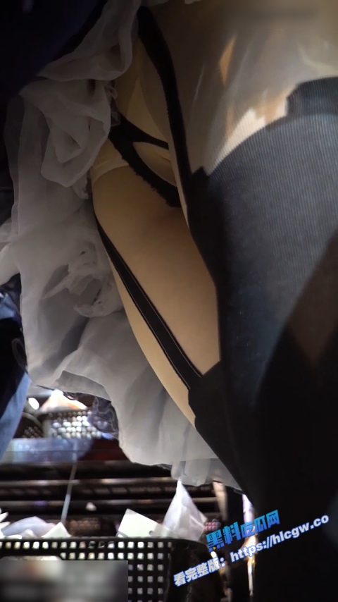 街头抄底偷拍！某漫展上冒死偷拍女cos和游客裙底风光 小姐姐们的内裤也太可爱了！8