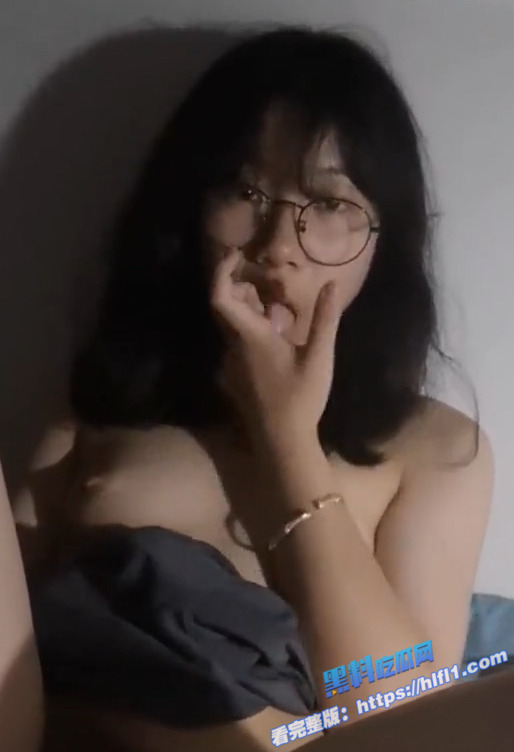 极品反差眼镜妹 十个眼镜九个骚 又自慰奖励自己 两根手指扣得逼水声啪啪响!2