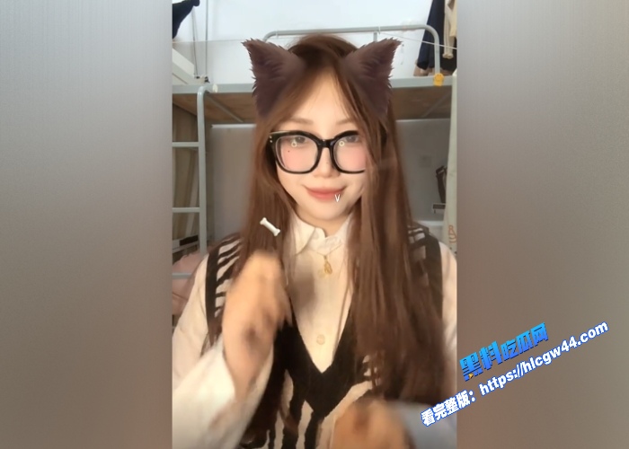 抖音高颜值反差网红薯条小猫下海直播捞金自慰扣穴视频被录下来曝光 图2WH700x500px
