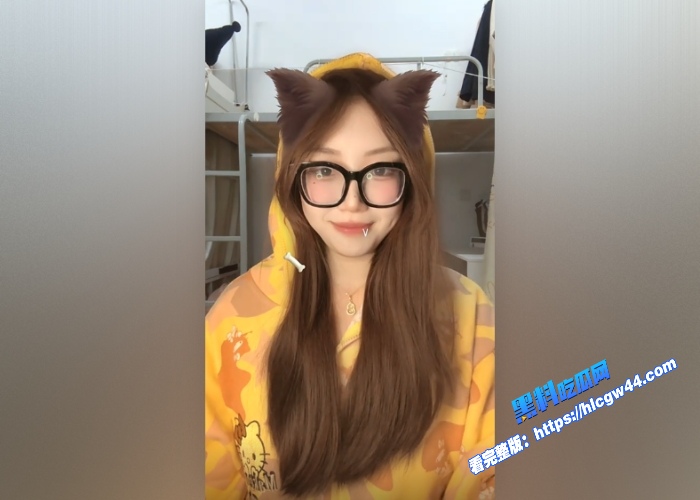 抖音高颜值反差网红薯条小猫下海直播捞金自慰扣穴视频被录下来曝光 图4WH700x500px