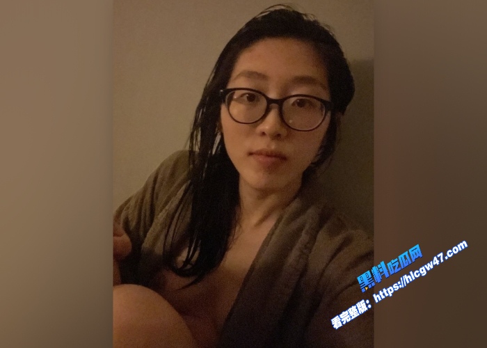 北京朝阳区健身俱乐部眼镜反差女教练于雯第二弹自拍自慰小视频流出小淫穴摸两下就湿了 图10WH700x500px 北京朝阳区健身俱乐部眼镜反差女教练于雯第二弹自拍自慰小视频流出小淫穴摸两下就湿了 图10WH700x500px