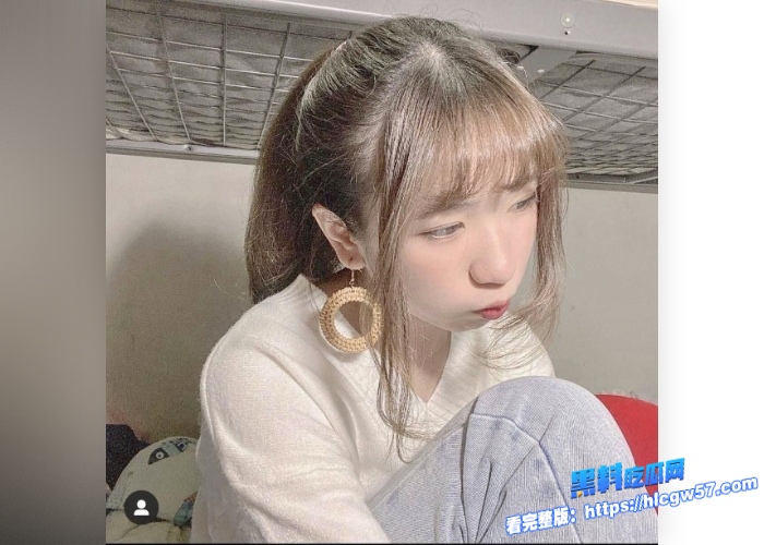 台湾女大学生反差婊 周子晴 与炮友打炮 床上被各种姿势榨干小穴 彻底沦为大屌下的泄欲玩具！ 1WH700x500px