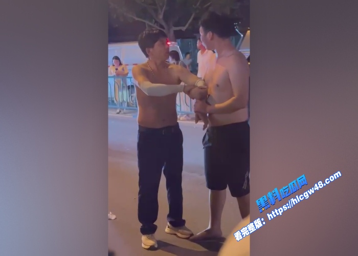 炸裂吃瓜曹县万基广场儿子现场捉奸捉到亲妈出轨与老妈情人厮打一起吃瓜群众纷纷报警围观 图2WH700x500px