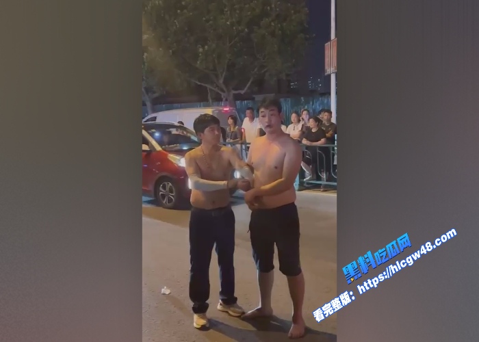 炸裂吃瓜曹县万基广场儿子现场捉奸捉到亲妈出轨与老妈情人厮打一起吃瓜群众纷纷报警围观 图3WH700x500px
