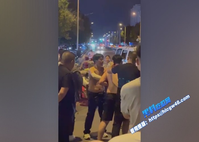 炸裂吃瓜曹县万基广场儿子现场捉奸捉到亲妈出轨与老妈情人厮打一起吃瓜群众纷纷报警围观 图4WH700x500px