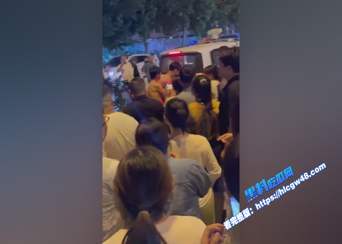 炸裂吃瓜曹县万基广场儿子现场捉奸捉到亲妈出轨与老妈情人厮打一起吃瓜群众纷纷报警围观 图5WH700x500px