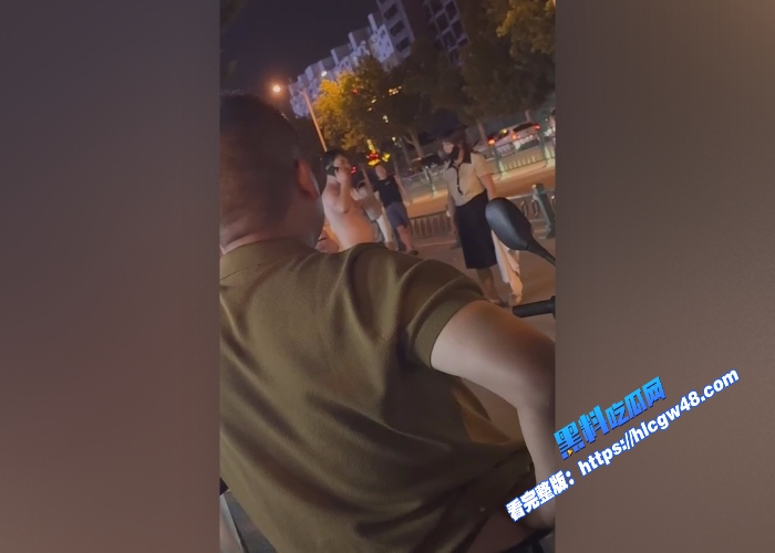 炸裂吃瓜曹县万基广场儿子现场捉奸捉到亲妈出轨与老妈情人厮打一起吃瓜群众纷纷报警围观 图6WH700x500px