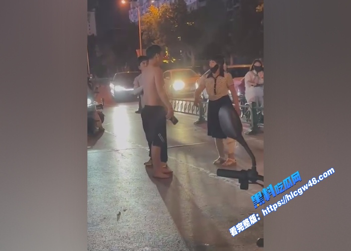炸裂吃瓜曹县万基广场儿子现场捉奸捉到亲妈出轨与老妈情人厮打一起吃瓜群众纷纷报警围观 图7WH700x500px