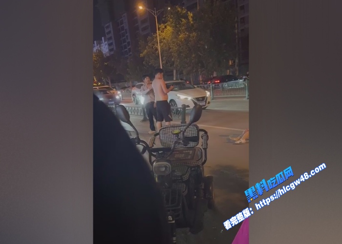 炸裂吃瓜曹县万基广场儿子现场捉奸捉到亲妈出轨与老妈情人厮打一起吃瓜群众纷纷报警围观 图8WH700x500px