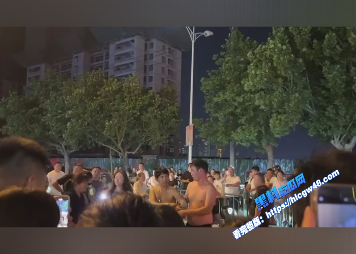 炸裂吃瓜曹县万基广场儿子现场捉奸捉到亲妈出轨与老妈情人厮打一起吃瓜群众纷纷报警围观 图9WH700x500px