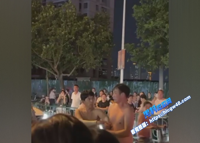 炸裂吃瓜曹县万基广场儿子现场捉奸捉到亲妈出轨与老妈情人厮打一起吃瓜群众纷纷报警围观 图10WH700x500px