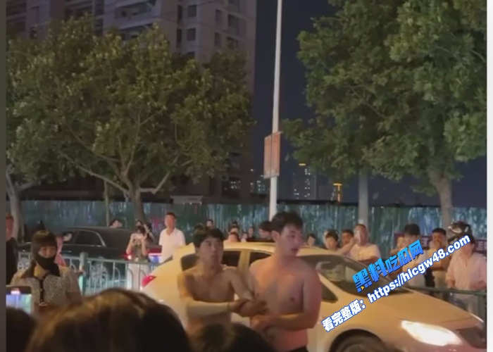 炸裂吃瓜曹县万基广场儿子现场捉奸捉到亲妈出轨与老妈情人厮打一起吃瓜群众纷纷报警围观 图11WH700x500px