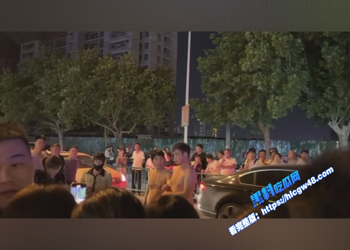 炸裂吃瓜曹县万基广场儿子现场捉奸捉到亲妈出轨与老妈情人厮打一起吃瓜群众纷纷报警围观 图12WH700x500px