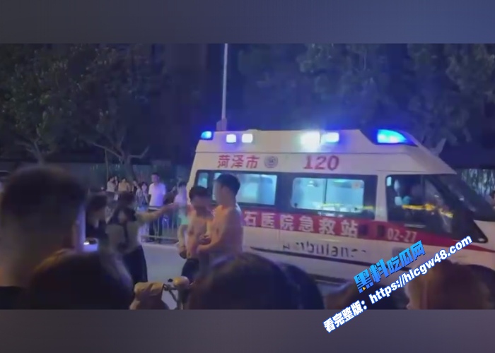 炸裂吃瓜曹县万基广场儿子现场捉奸捉到亲妈出轨与老妈情人厮打一起吃瓜群众纷纷报警围观 图13WH700x500px