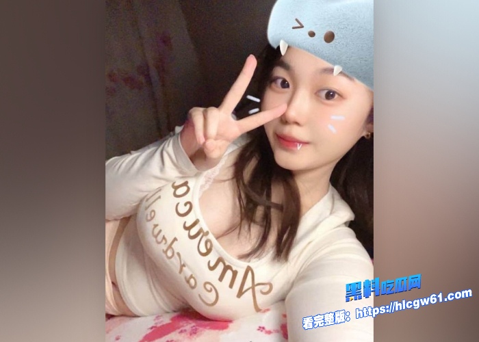 青岛年轻巨乳老师温玲不雅视频泄露情趣酒店天花板镜子自拍被男友按在身材狂操淫叫连连 图1