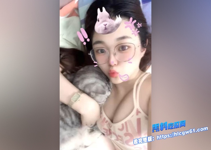 青岛年轻巨乳老师温玲不雅视频泄露情趣酒店天花板镜子自拍被男友按在身材狂操淫叫连连 图2