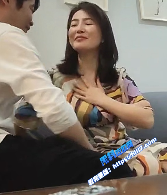 风韵犹存熟女人妻 公寓调情深喉口交 极品丰满巨乳骚熟女 床上更是让人欲罢不能！ 图1