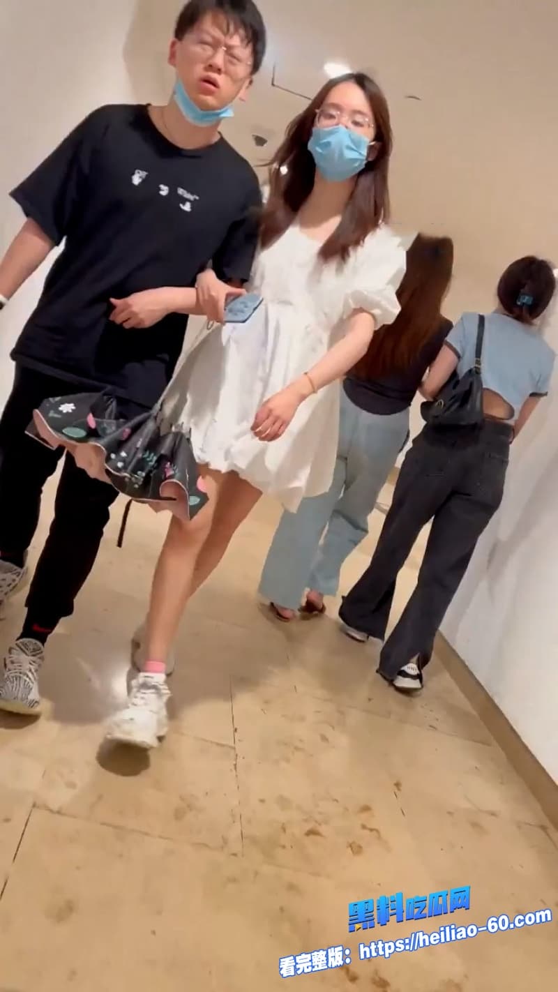 地铁偷拍大神跟踪短裙小姐姐真空嫩鲍全程暴露这么嫩的逼小编真的想去舔两口1