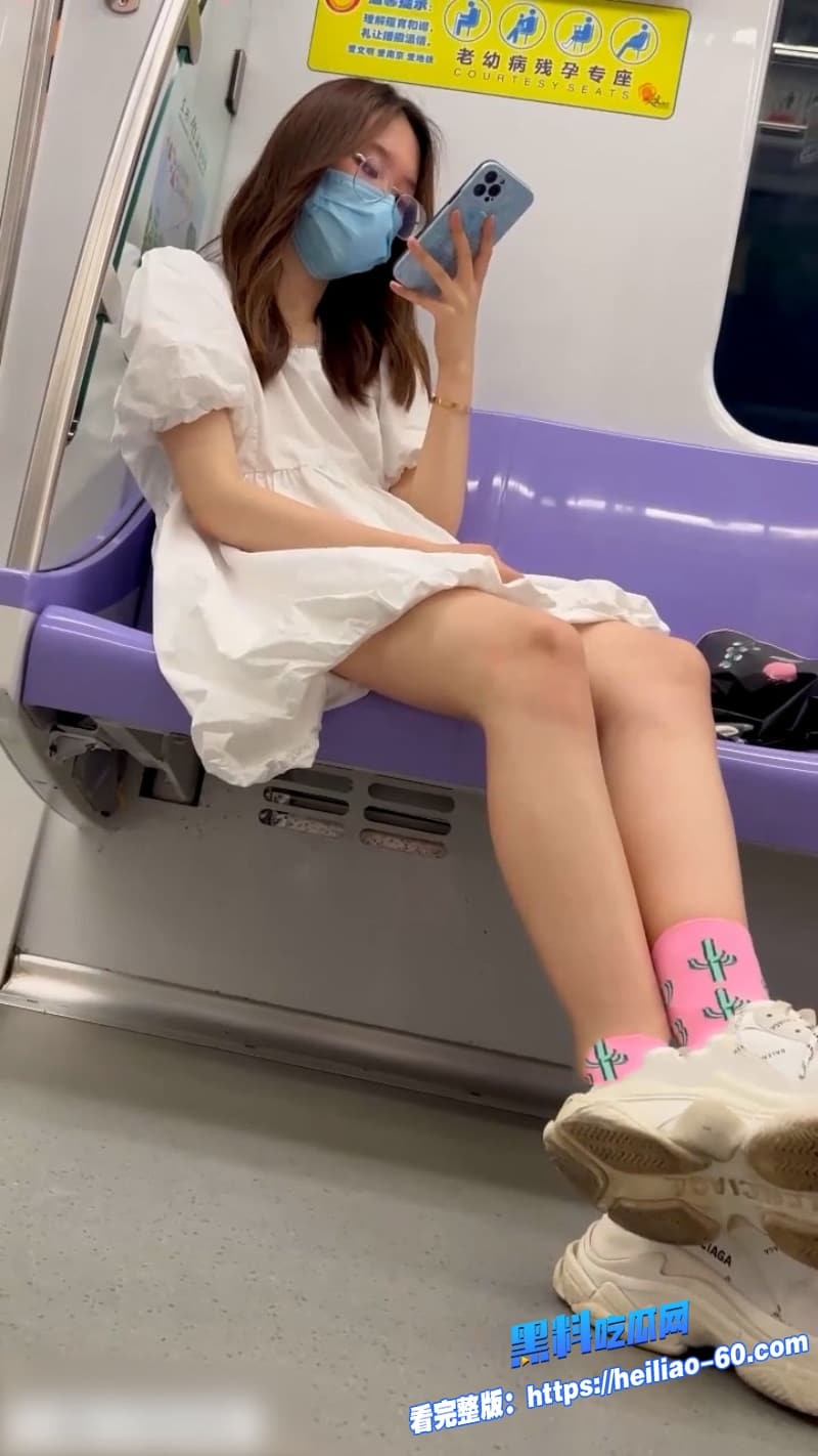 地铁偷拍大神跟踪短裙小姐姐真空嫩鲍全程暴露这么嫩的逼小编真的想去舔两口9
