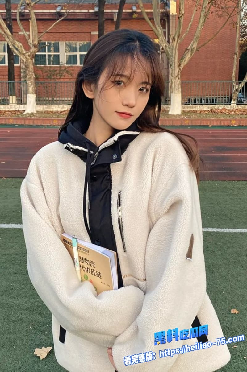 细腰大长腿黑丝美少女跪椅被金主巨屌爆插到腿软高潮骑乘的时候摇得又骚又狠全程浪叫不断1
