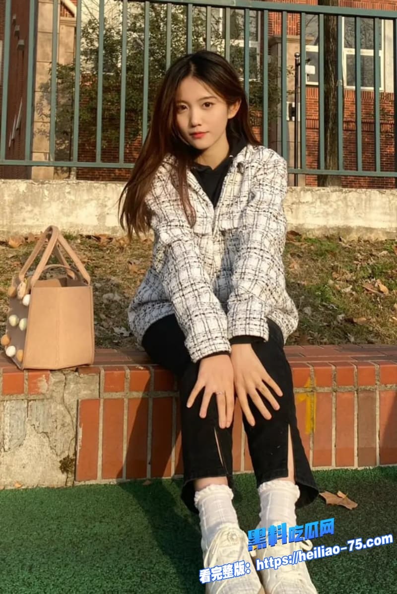 细腰大长腿黑丝美少女跪椅被金主巨屌爆插到腿软高潮骑乘的时候摇得又骚又狠全程浪叫不断2