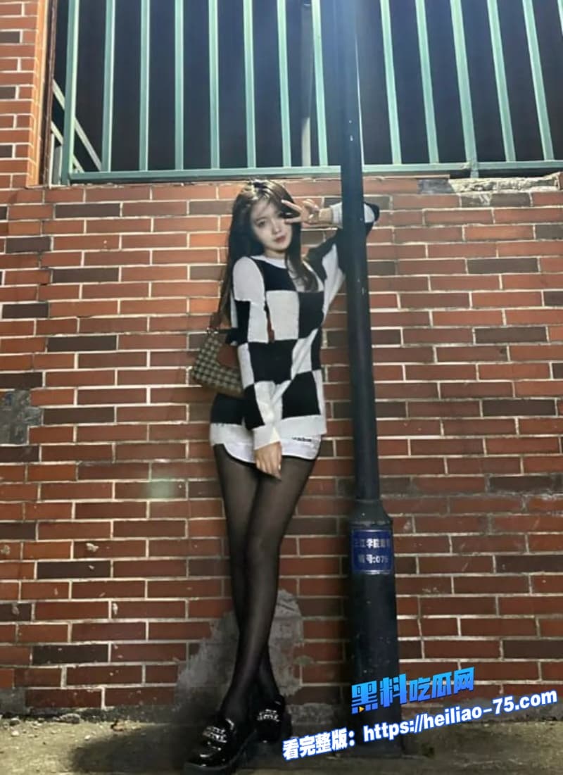 细腰大长腿黑丝美少女跪椅被金主巨屌爆插到腿软高潮骑乘的时候摇得又骚又狠全程浪叫不断3