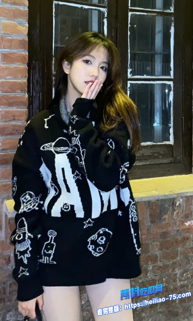 细腰大长腿黑丝美少女跪椅被金主巨屌爆插到腿软高潮骑乘的时候摇得又骚又狠全程浪叫不断4