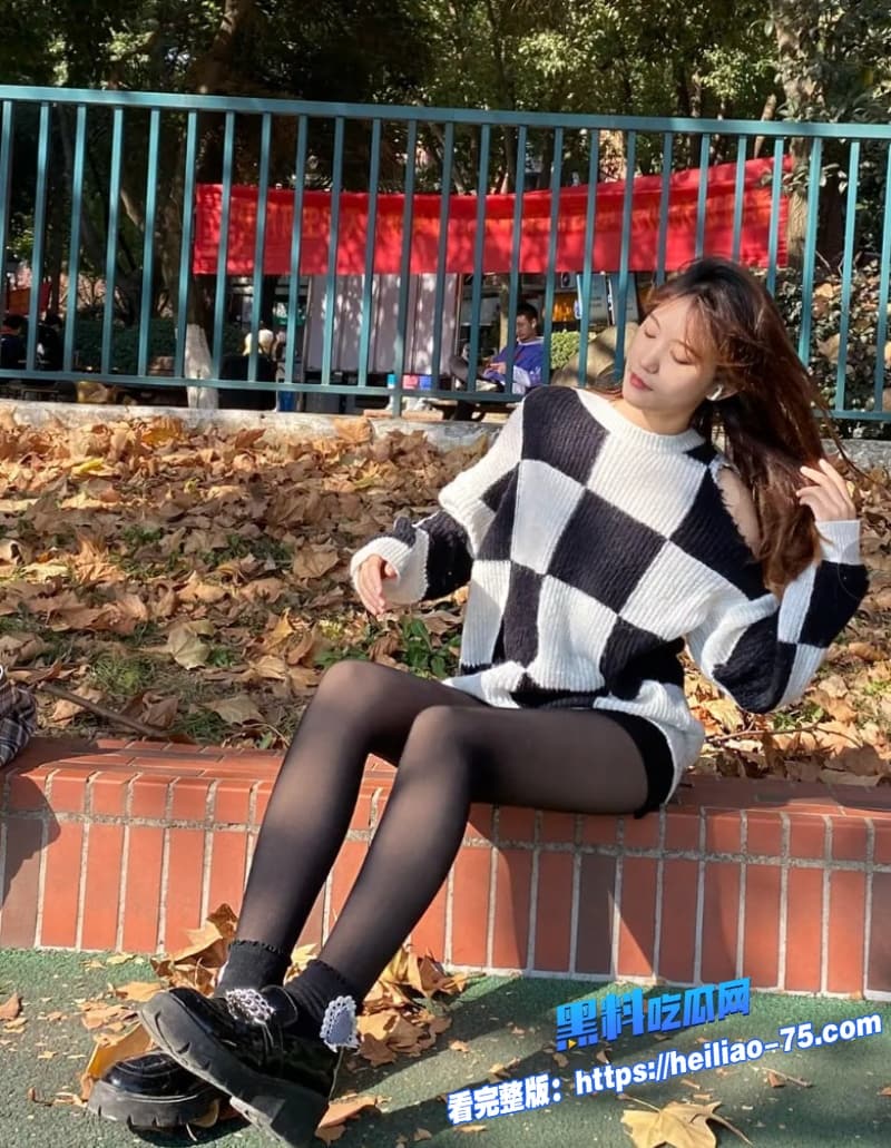 细腰大长腿黑丝美少女跪椅被金主巨屌爆插到腿软高潮骑乘的时候摇得又骚又狠全程浪叫不断5