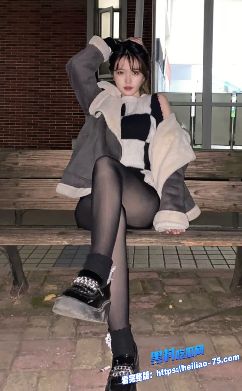 细腰大长腿黑丝美少女跪椅被金主巨屌爆插到腿软高潮骑乘的时候摇得又骚又狠全程浪叫不断6