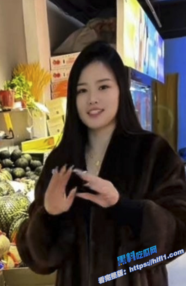 鄄城果食荟老板娘 背着老公跟炮友操逼约炮 上门送货被多人干翻 性爱视频曝光！2