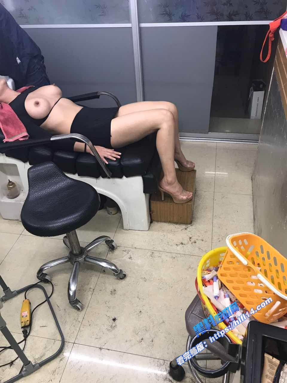 反差女学生 在户外自拍扣逼 白虎无毛嫩穴出白浆 还用假屌后入猛插高潮出淫水！4