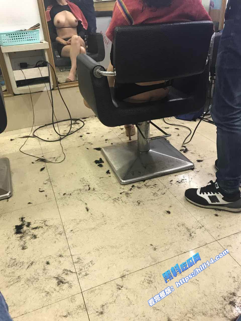 反差女学生 在户外自拍扣逼 白虎无毛嫩穴出白浆 还用假屌后入猛插高潮出淫水！10