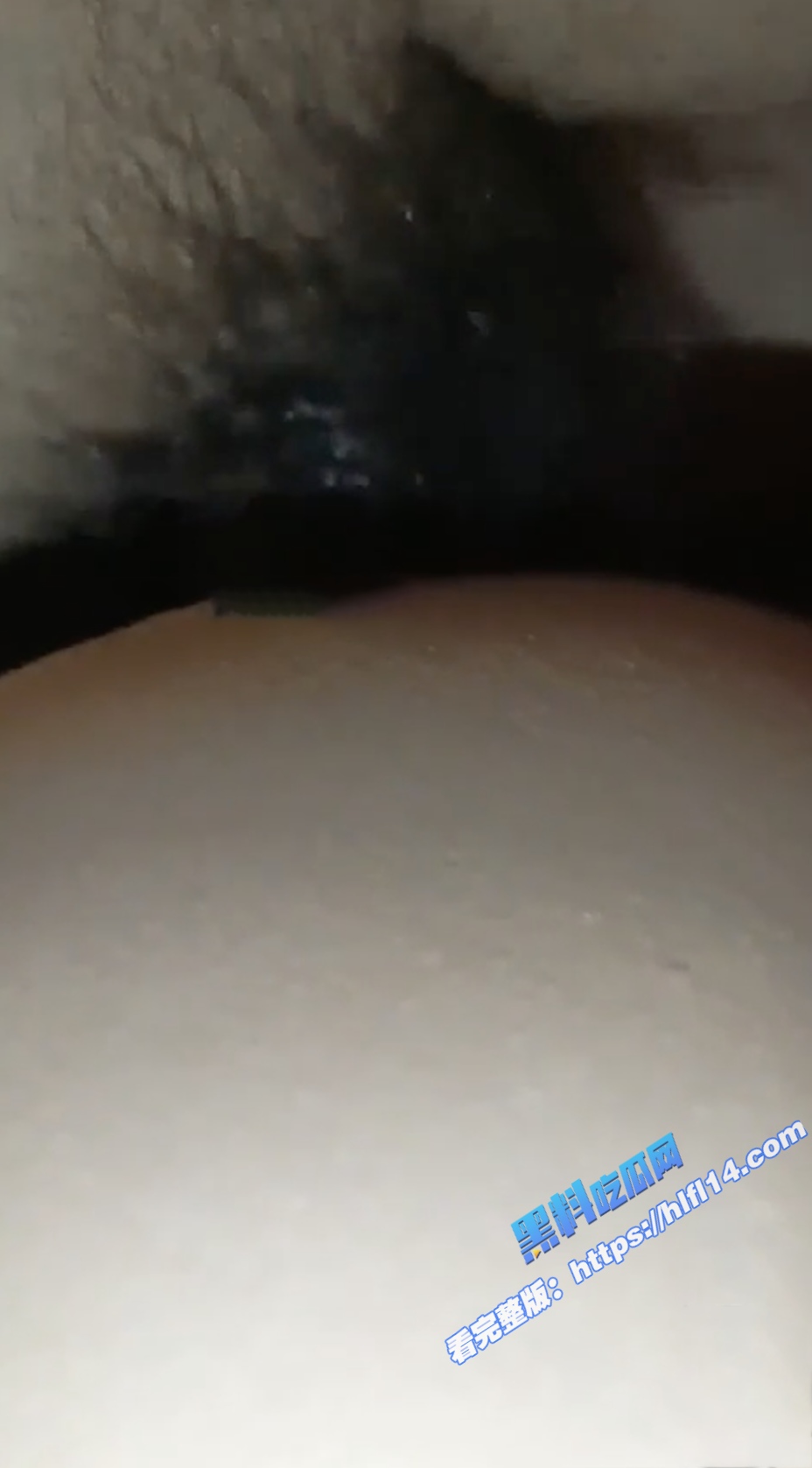 真实母子乱伦！老妈喝的不省人事 我的机会来了 直接掰开妈妈的老穴插入！3