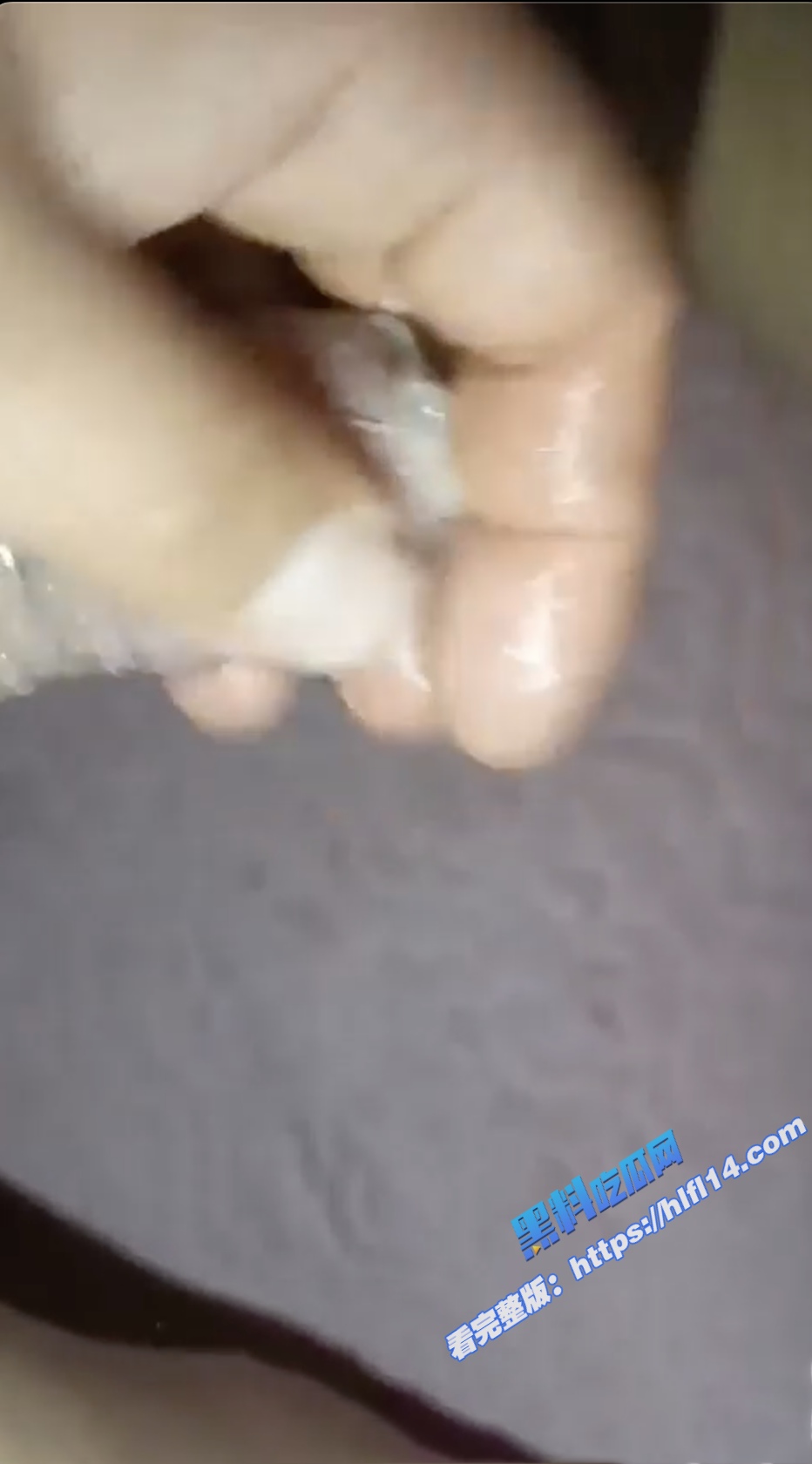 真实母子乱伦！老妈喝的不省人事 我的机会来了 直接掰开妈妈的老穴插入！7