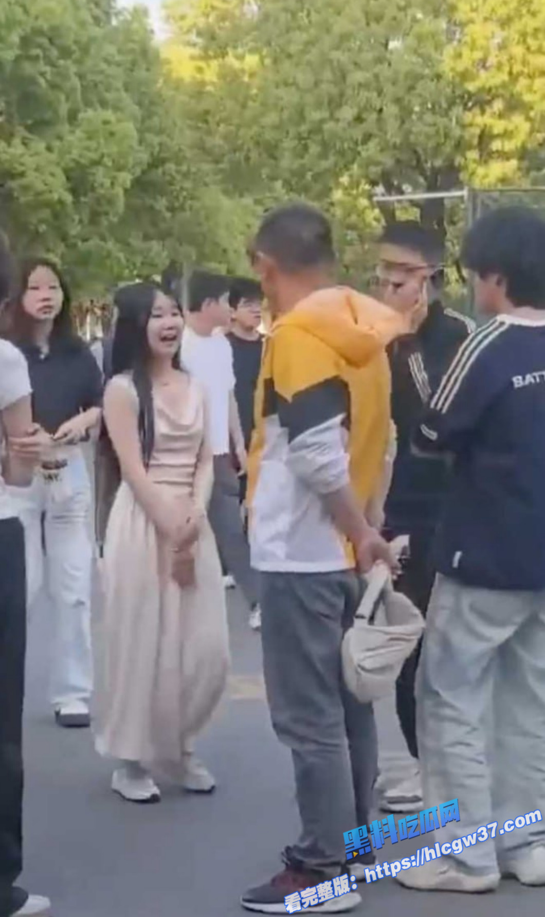3滁州某学院 渣男脚踏多只船 被女友在大庭广众之下怒扇耳光 现场多角度视频流出