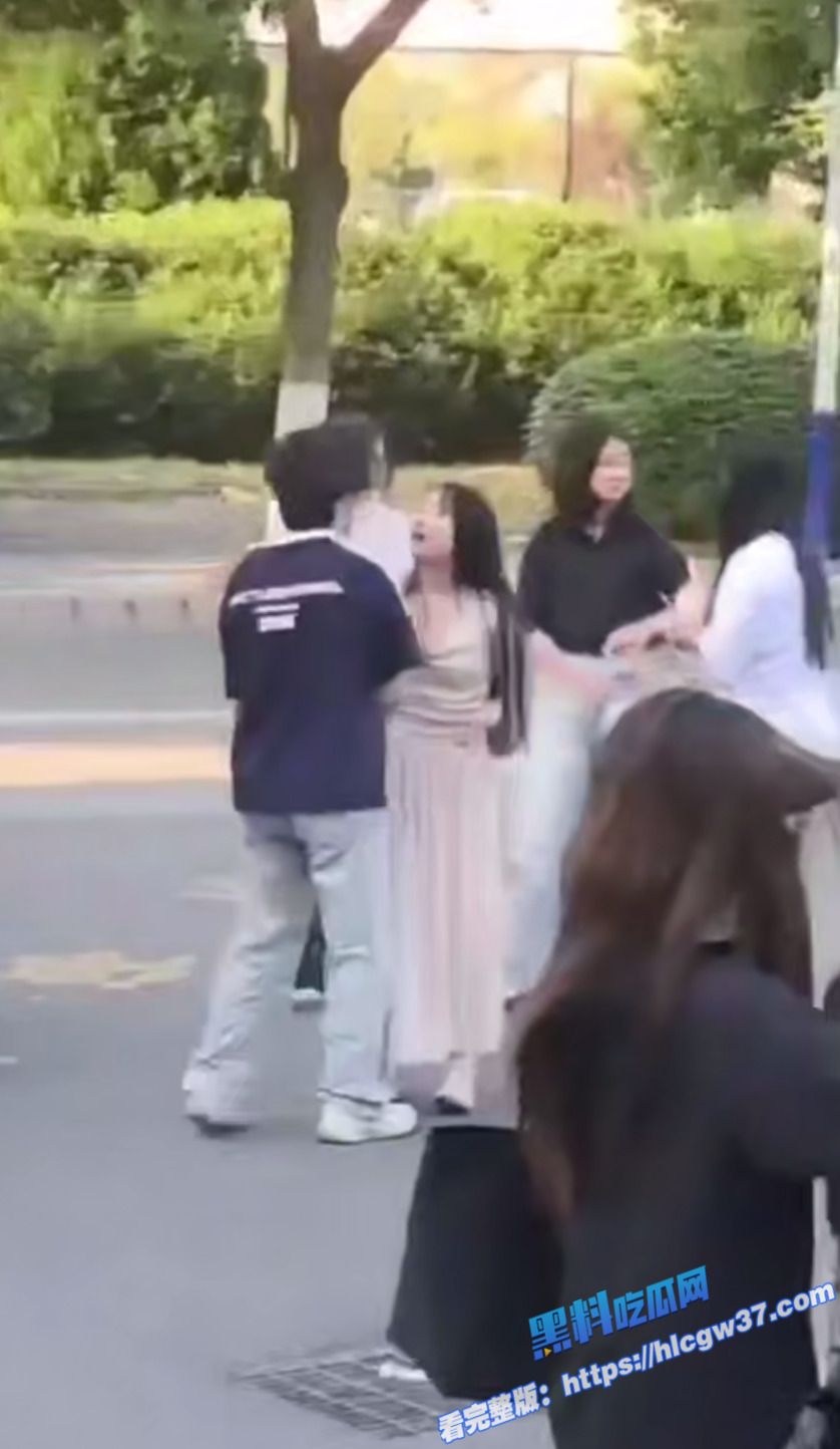 4滁州某学院 渣男脚踏多只船 被女友在大庭广众之下怒扇耳光 现场多角度视频流出