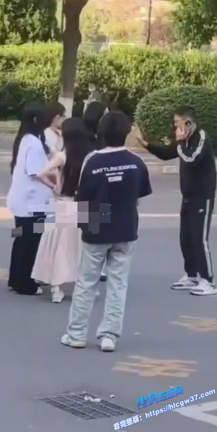 6滁州某学院 渣男脚踏多只船 被女友在大庭广众之下怒扇耳光 现场多角度视频流出