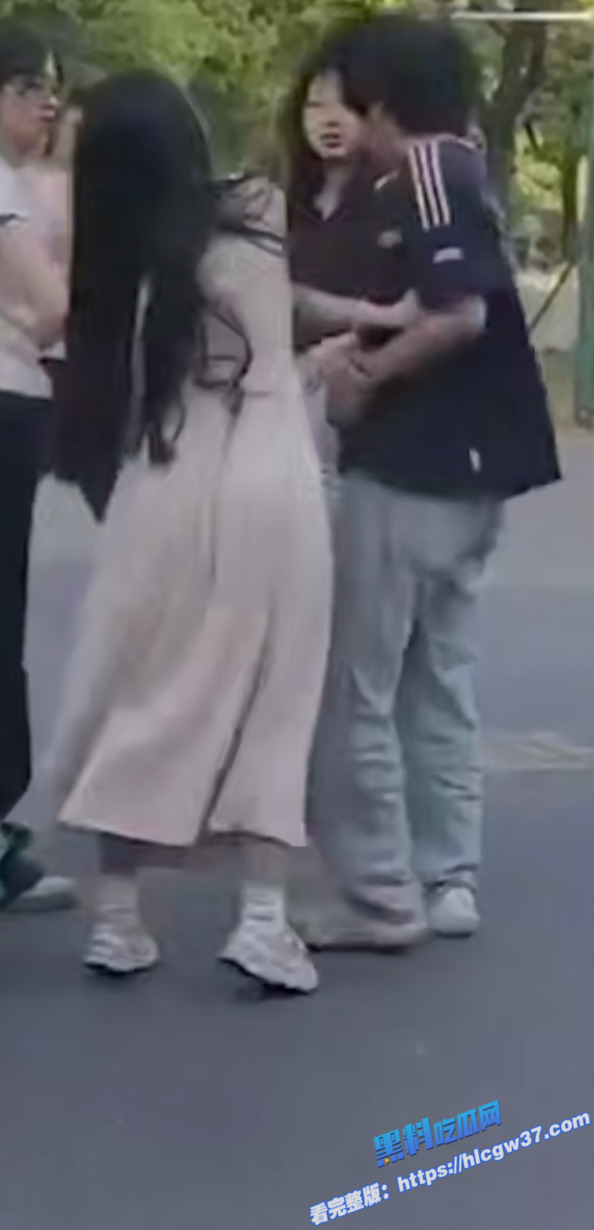 9滁州某学院 渣男脚踏多只船 被女友在大庭广众之下怒扇耳光 现场多角度视频流出