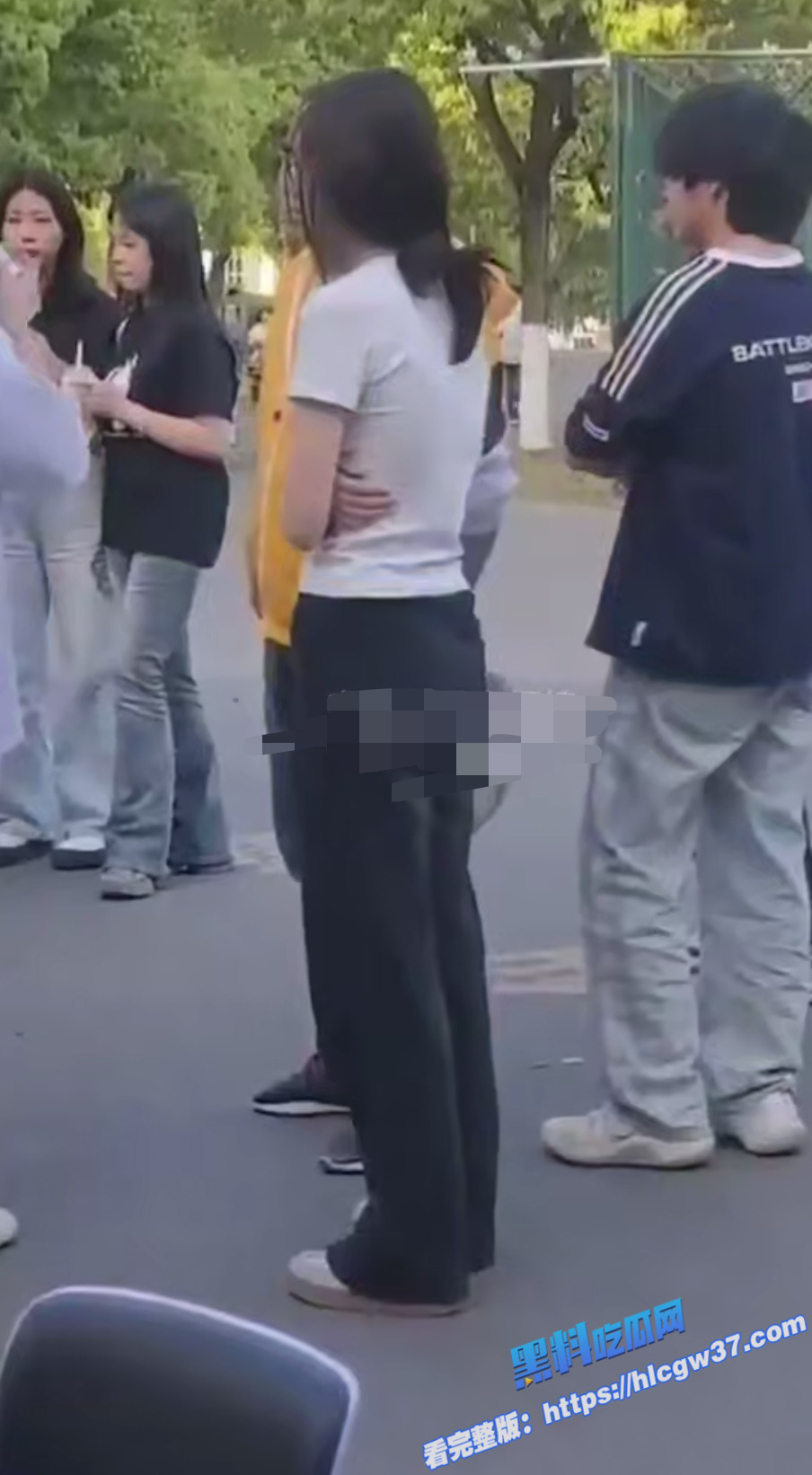 8滁州某学院 渣男脚踏多只船 被女友在大庭广众之下怒扇耳光 现场多角度视频流出