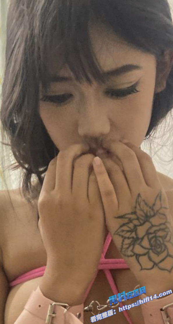 浙江金华精神小妹 顶级完美身材 戴狗链被当母狗调教 口爆吞精很淫荡！2
