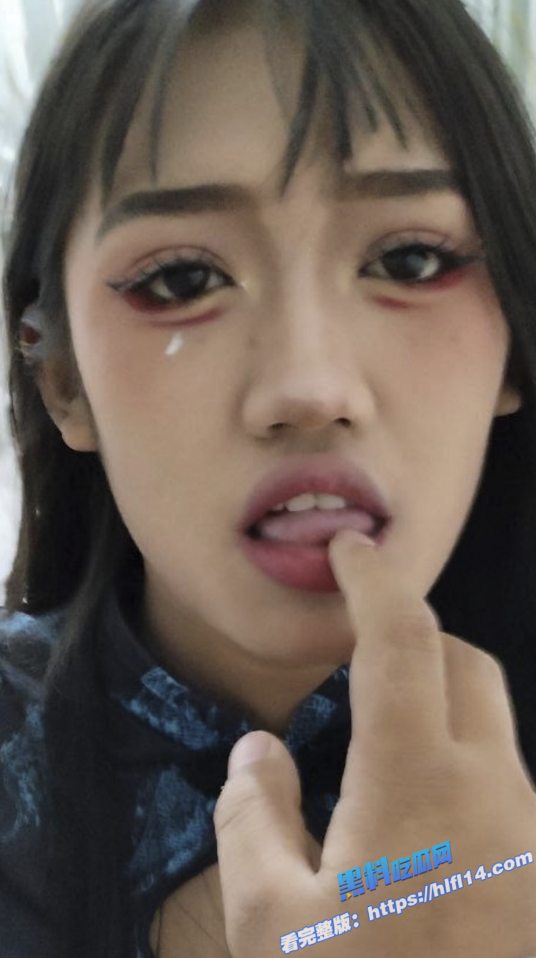 浙江金华精神小妹 顶级完美身材 戴狗链被当母狗调教 口爆吞精很淫荡！3