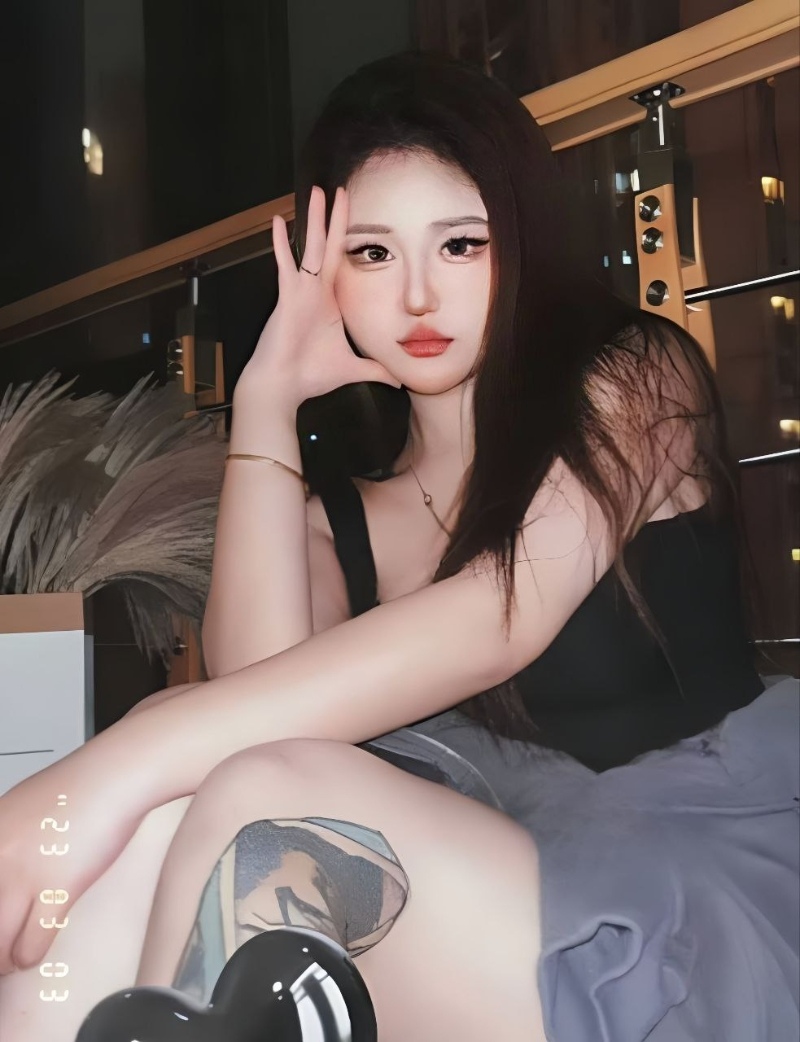 颜值还挺粉嫩的微胖巨乳大学生4